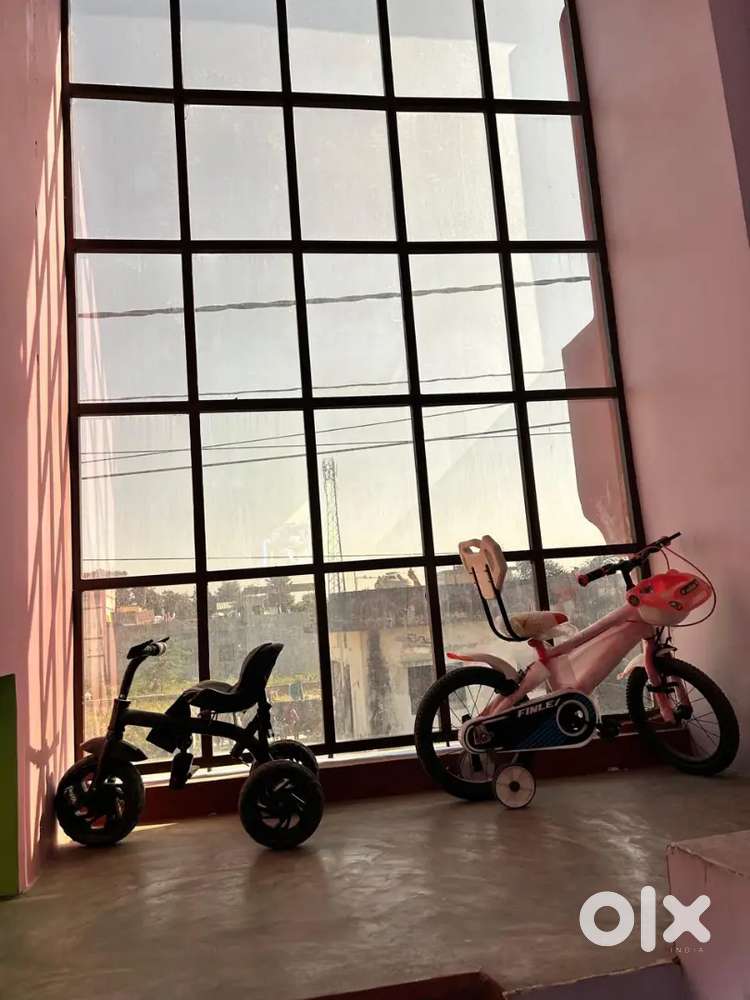 Sainik colony 2 selaqui 151 gaj me bna huaa makan.dono side road hai