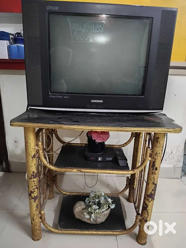 Samsung tv very good condition tv or table