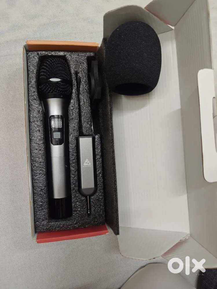 1 month old wireless microphone with reciever in very neat condition
