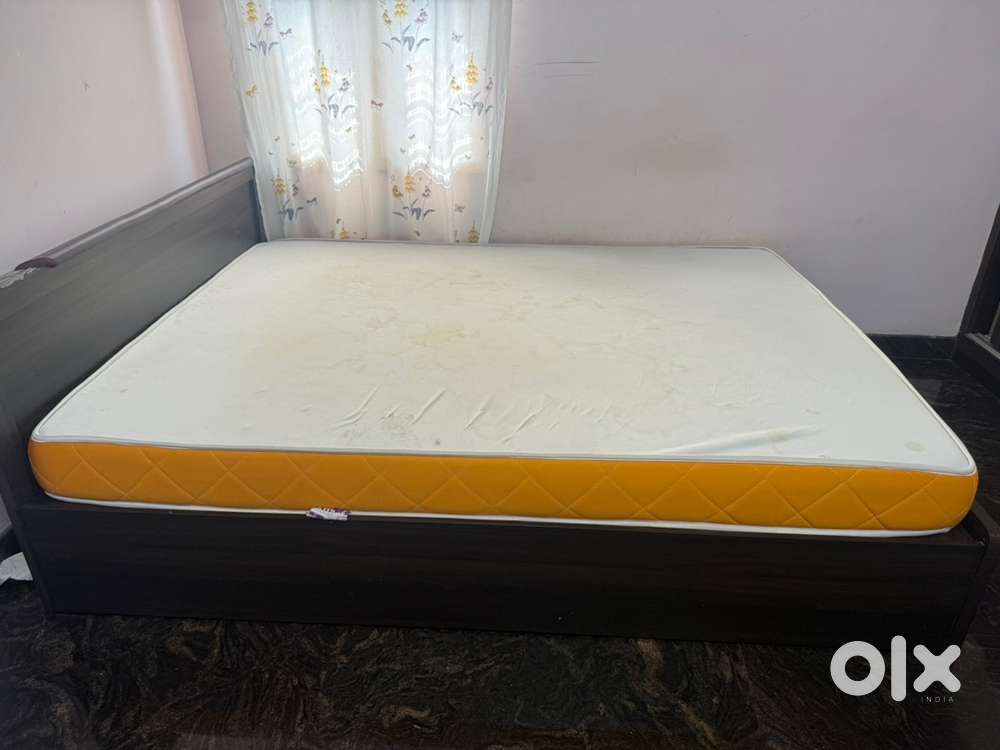 Queen size MATTRESS 78*60*6 new condition