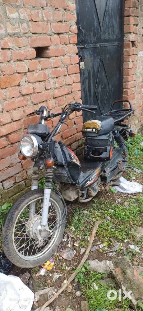 Gadi me kaam hai bhai kafi dino se aise hi khadi hai