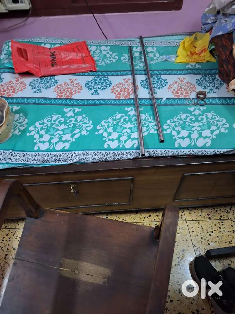 Divan with attached box below the bed