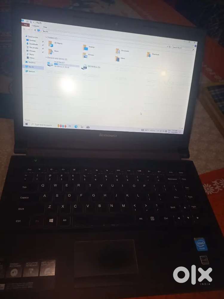 Laptop h achi condtion ka h koi kmi nahi h charger bi sath h