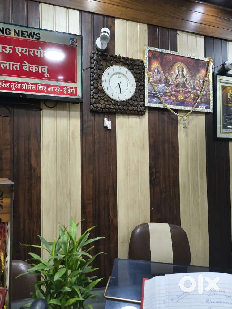 कंप्यूटर पर स्टॉक मेंटेन और दवाओं का रिकॉर्ड बनाने के लिए लड़की की