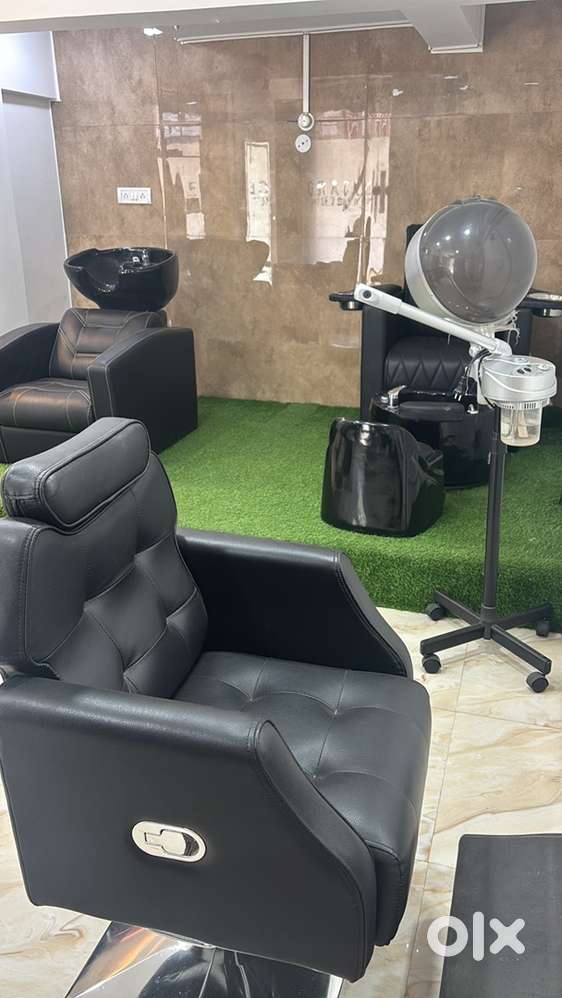 Saloon chair
