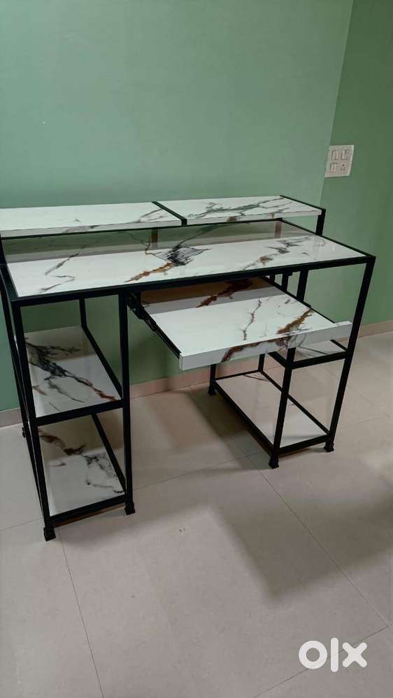 Computer table for dual monitor