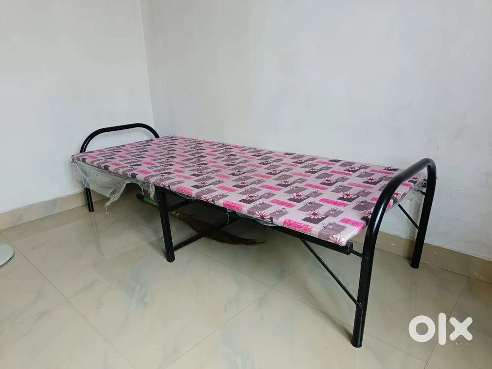 Foldable single cot