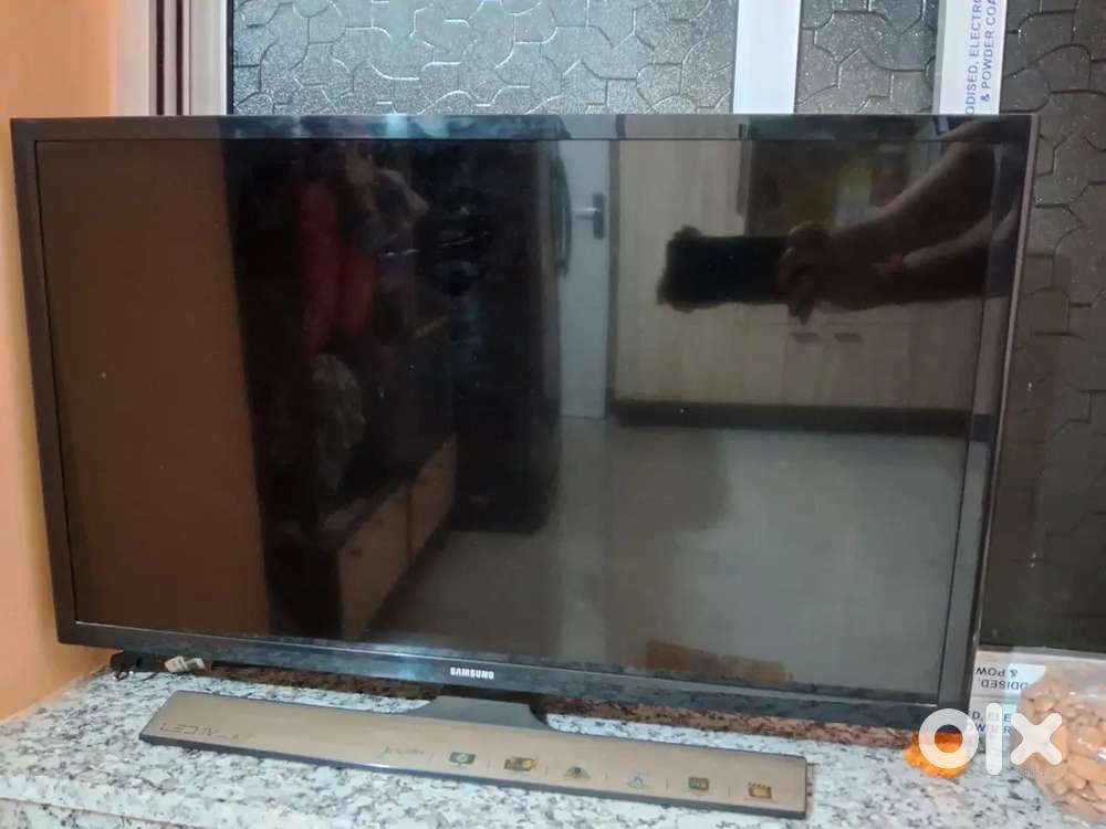 SAMSUNG 28 LED TV