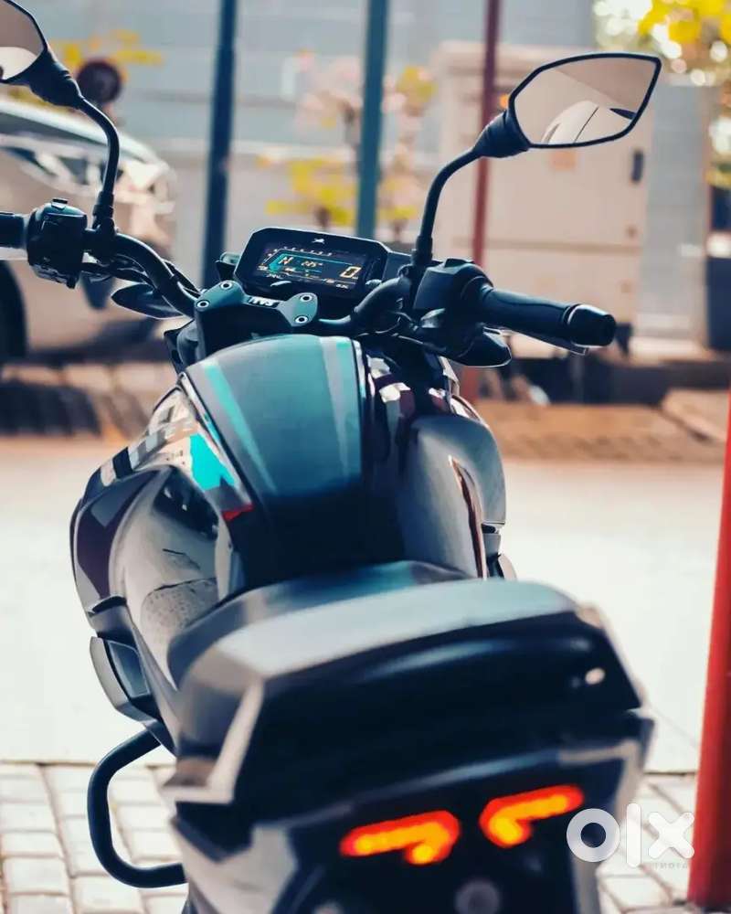 Best choice for good mileage & sports look good condition singal hand