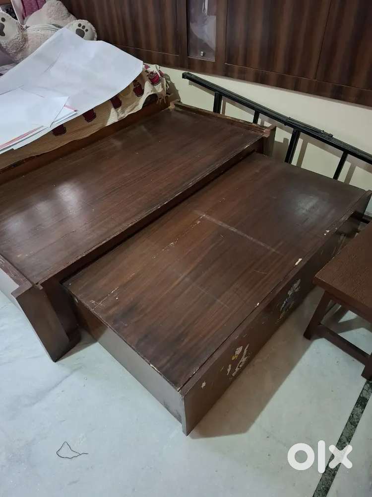 woodern bed with box