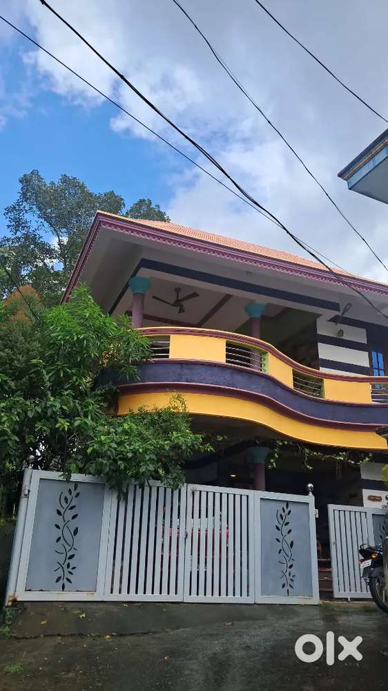 പൊറ്റയിൽ ഈഴക്കോട് ഇരുന്നില വീടിന്റെ മുകളിലത്തെ നില വാടകയ്ക്ക്