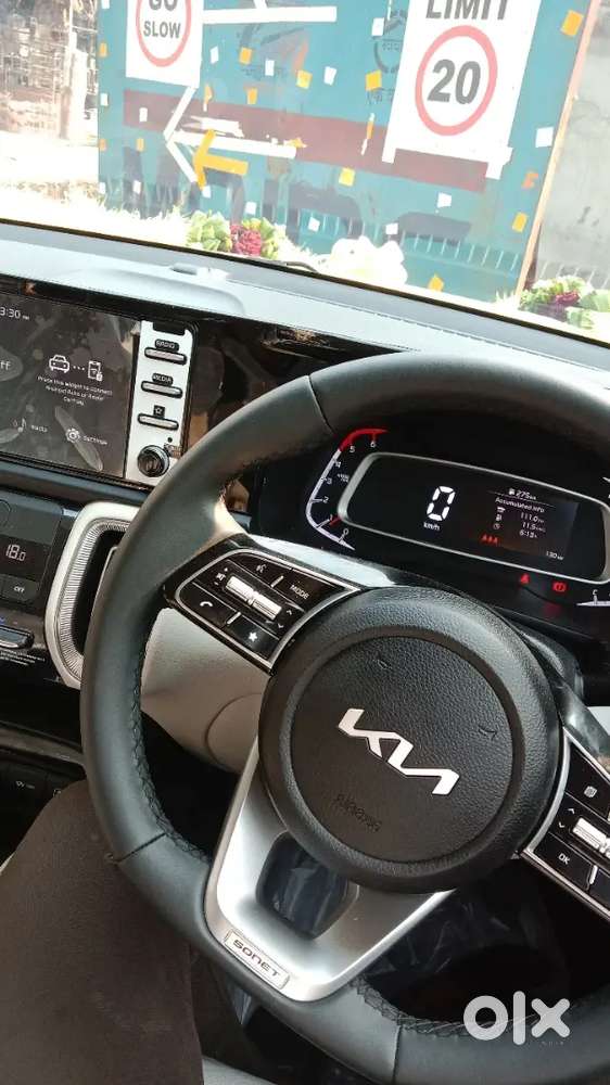 Car accessories ke dukan ke leye driver chaheye