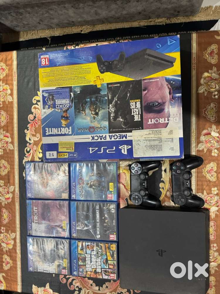 Ps4 with two controller and 6 games
