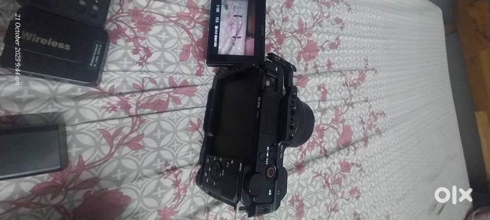 Sony zve10 with small rig cage and wireless mic