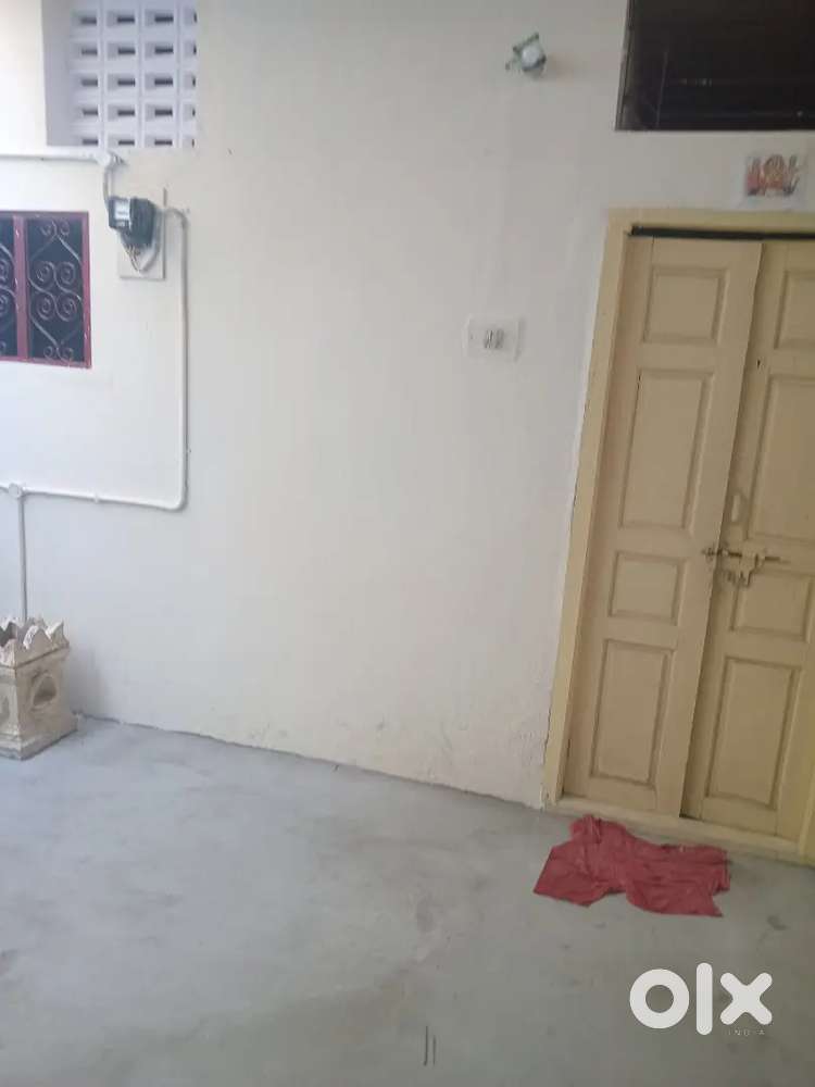 Located in near vadapalani sims hispital. Working peoples allowed