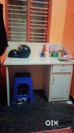 Computer table with drawer keys available
