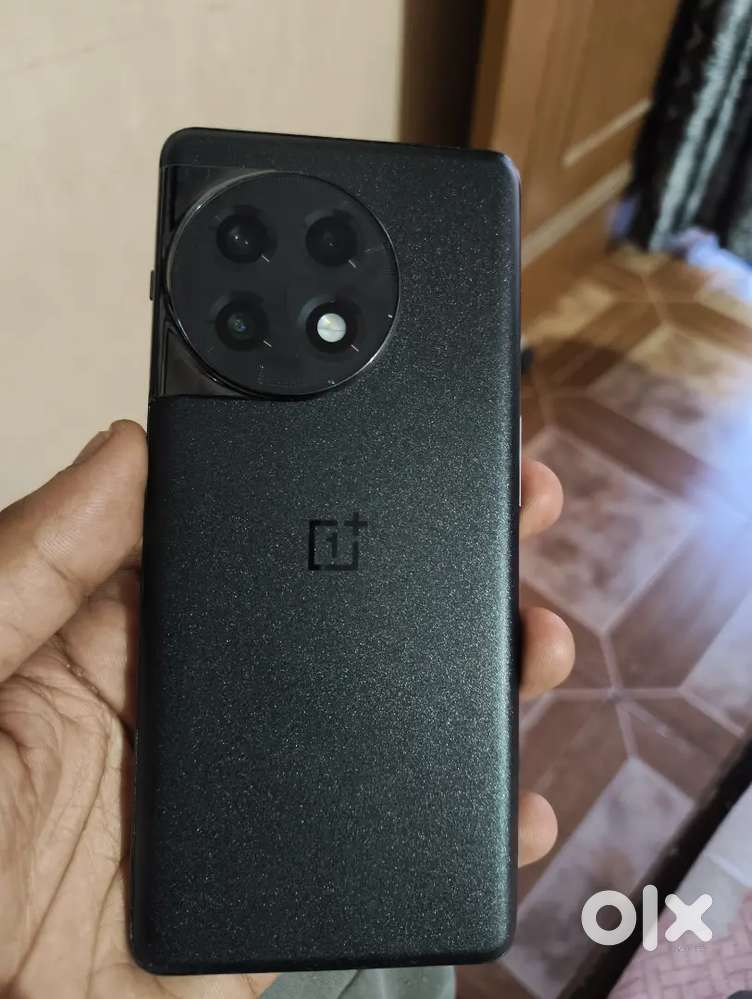 One Plus 11R 5G phone. Battery full in 20 min, 100W charger