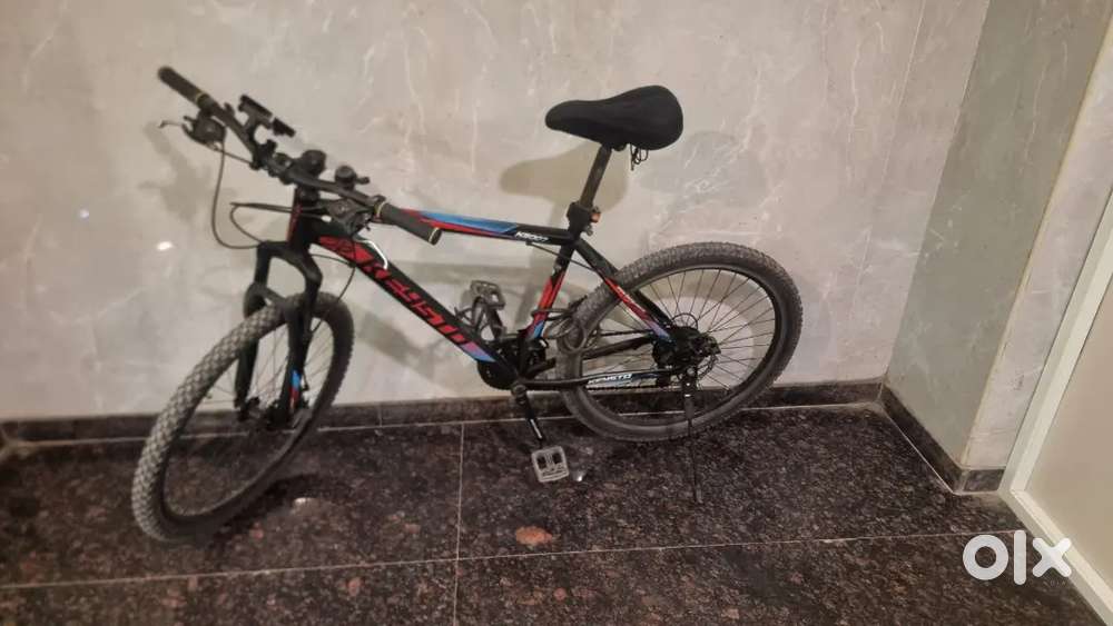 18 gears bycycle in perfect condition, and non gear btwin white colour