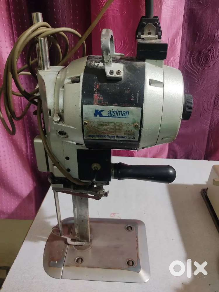 Cloth cutting machine