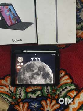 iPad 9th gen , Apple Pencil,Logitech keyboard, ESR case, ESR screen pr