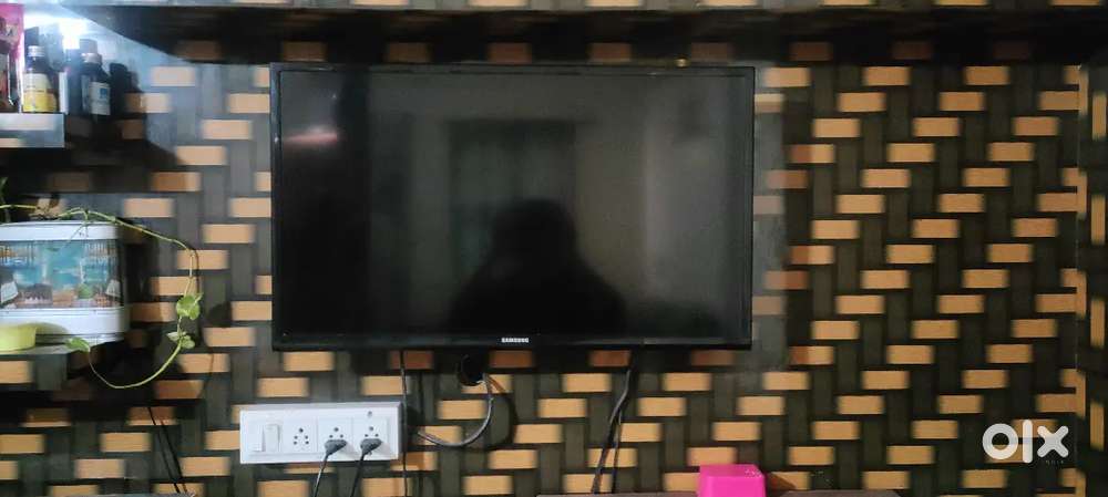 Used Samsung 32-inch full HD smart LED TV for sale