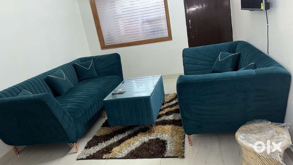 5 seater sofa set with 5 cushions and a centre table.
