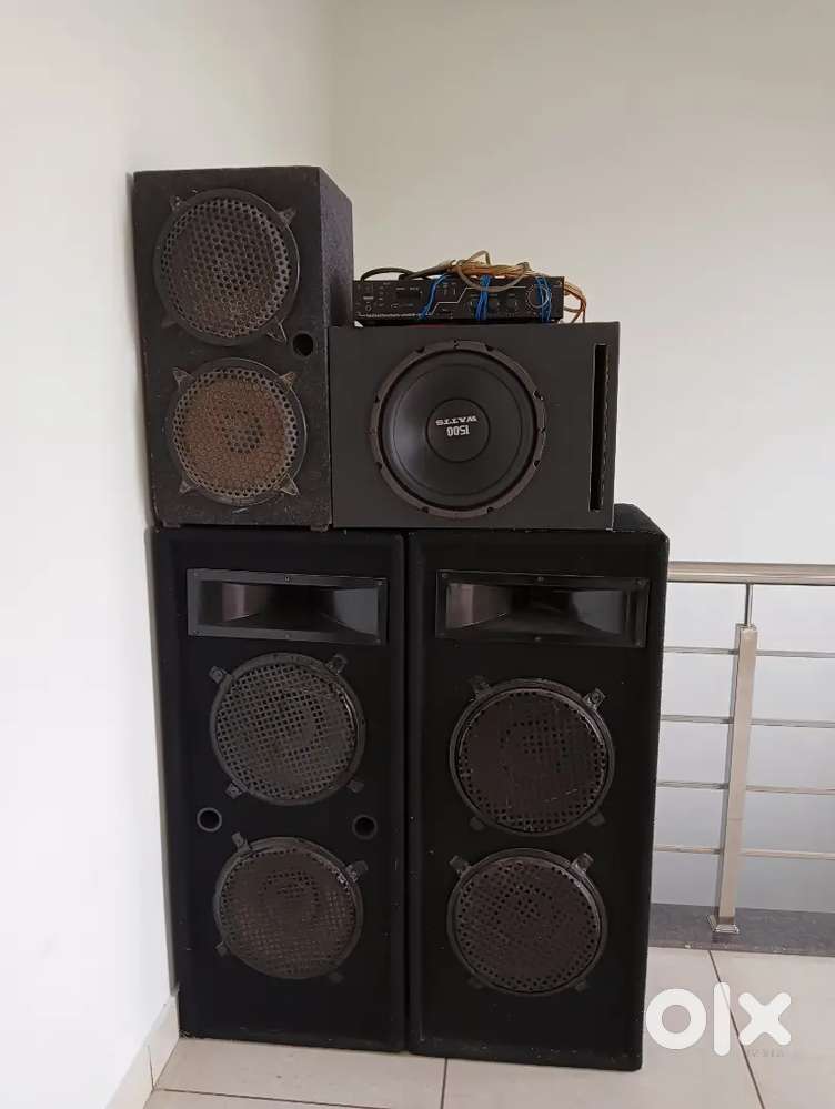 Big speaker with 15 voltage base and two big speakers