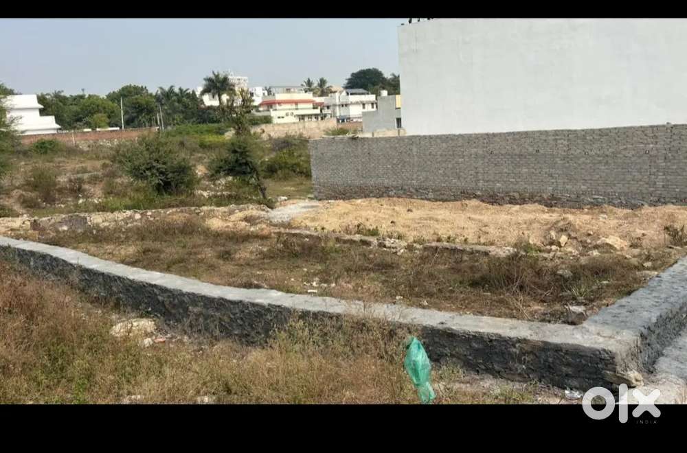 आबादी के बिच मे, uit converted प्लॉट्स का जोड़ा,  east साउथ facing