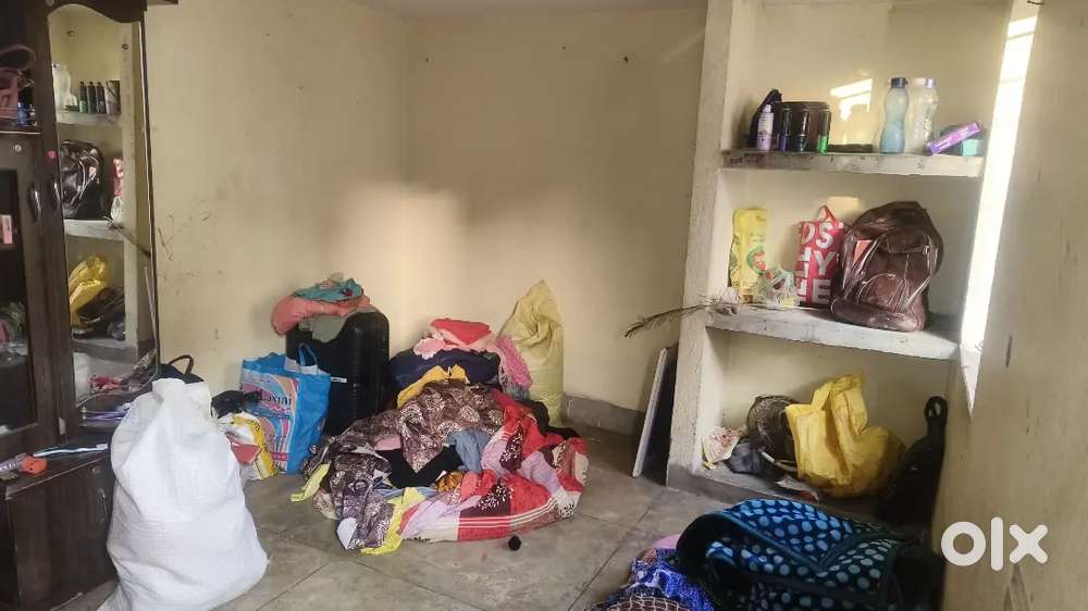 Saath me ek ldki reh skti haii ek room hai saath me rehna haii 2 bhk h