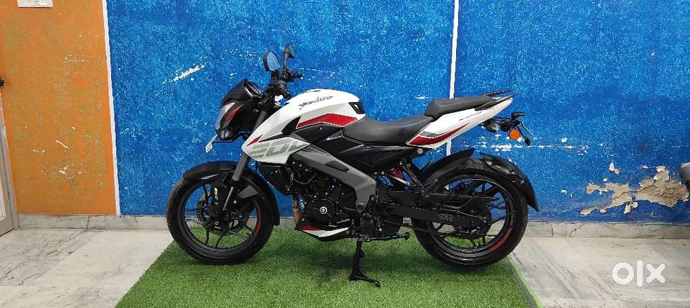 BAJAJ PULSAR NS 200