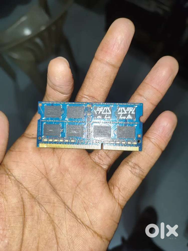 This is a Samsung 8GB DDR3L 1600MHz laptop RAM module