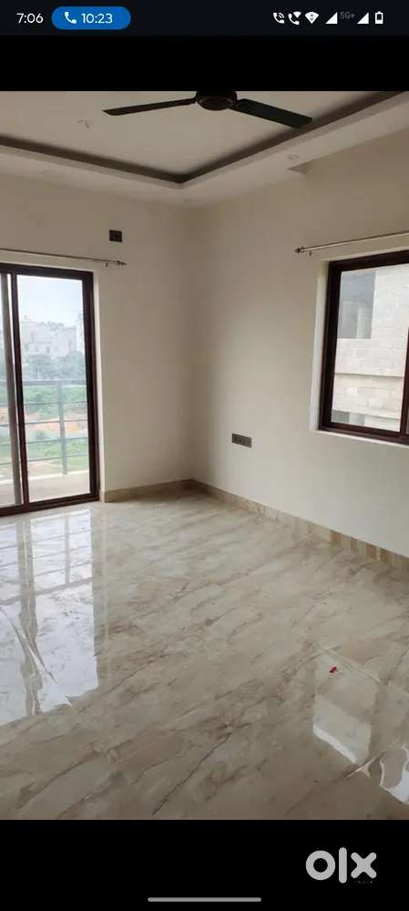 Corner building with 1 flat in each floor