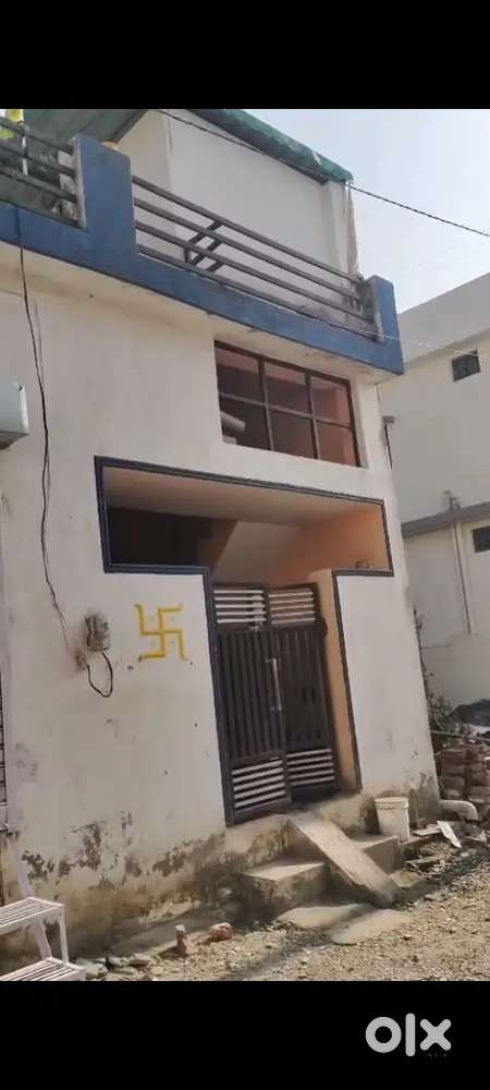 यह एक स्माल घर है और देव भूमि विध्वविद्यालय के पास है