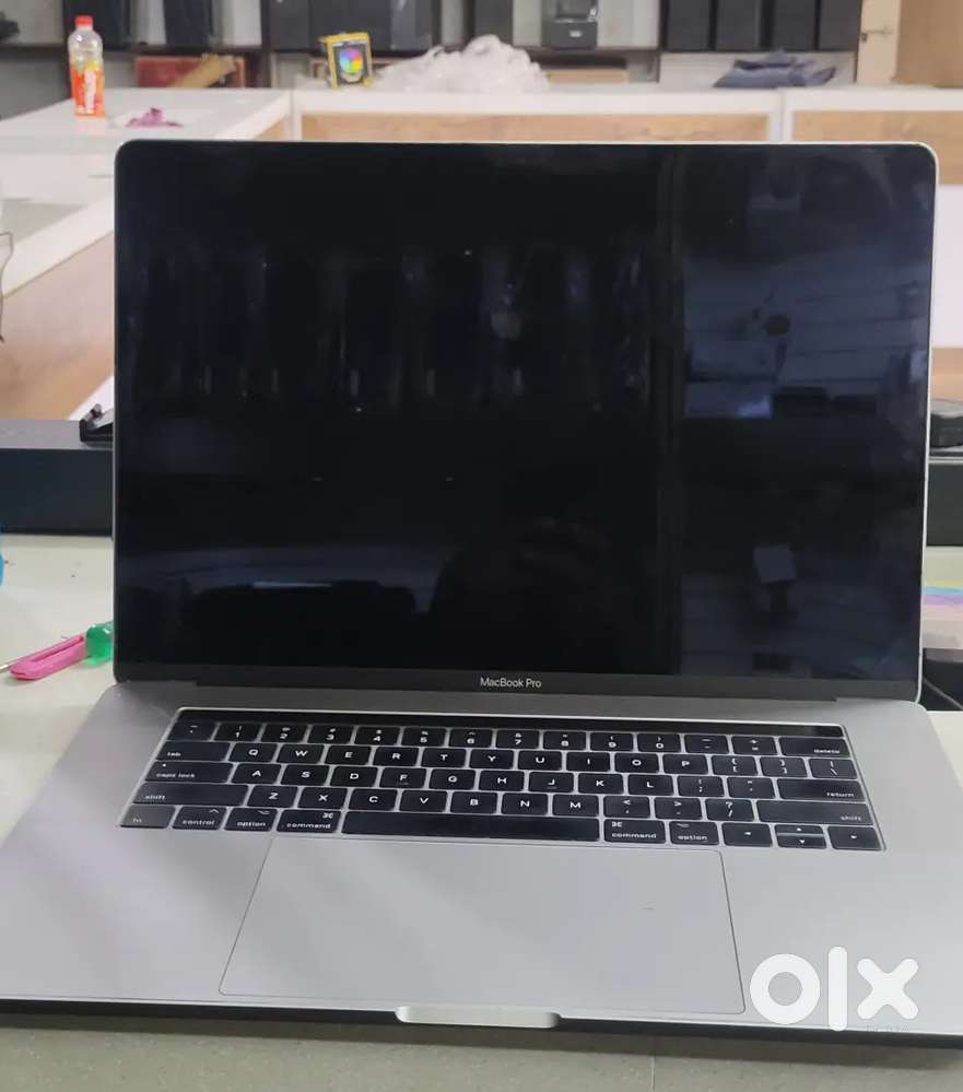 Apple macbook pro 2017 core i7 16gb with touch bar