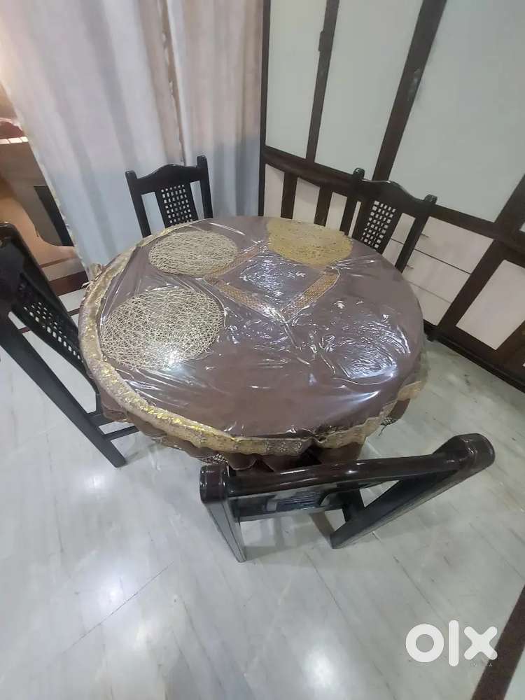 4 seater round table