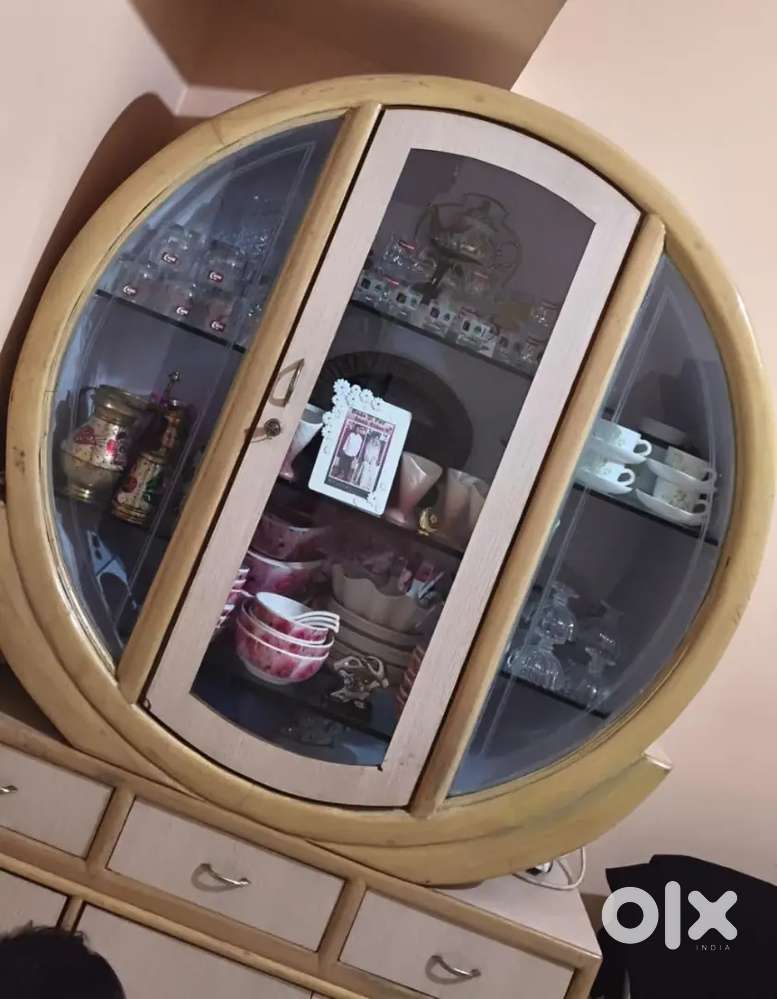 Showcase round shap engeneering wood finish