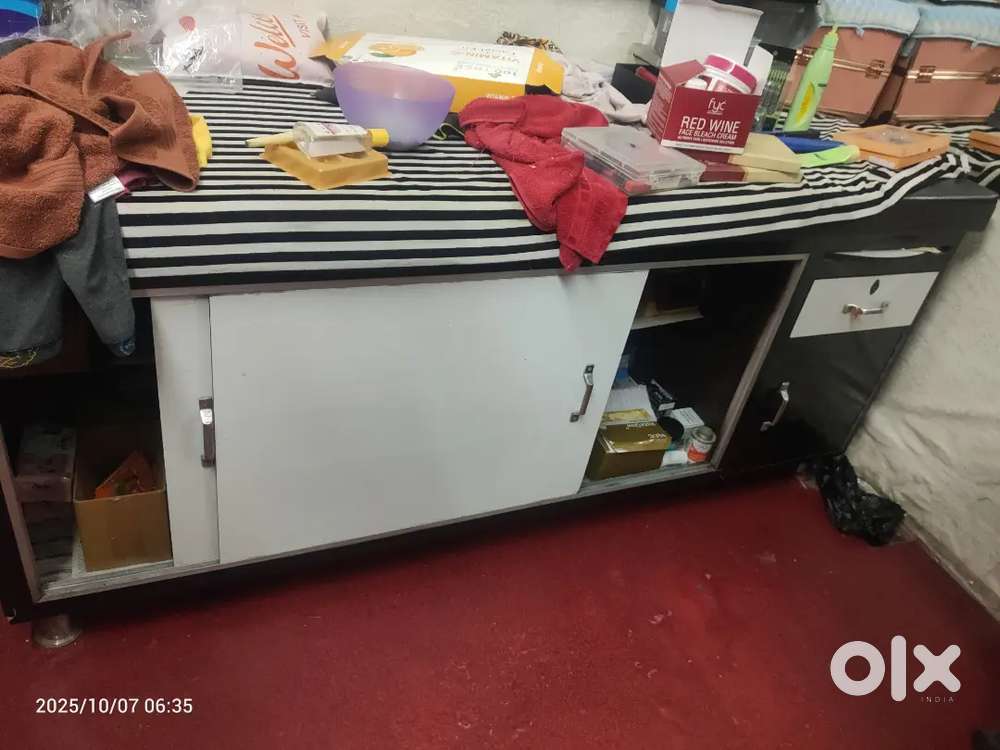 Parlour for rent.
