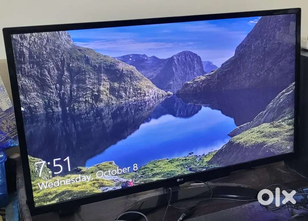 LG 32inch FullHD 1080p IPS Monitor with Table and rotating chair