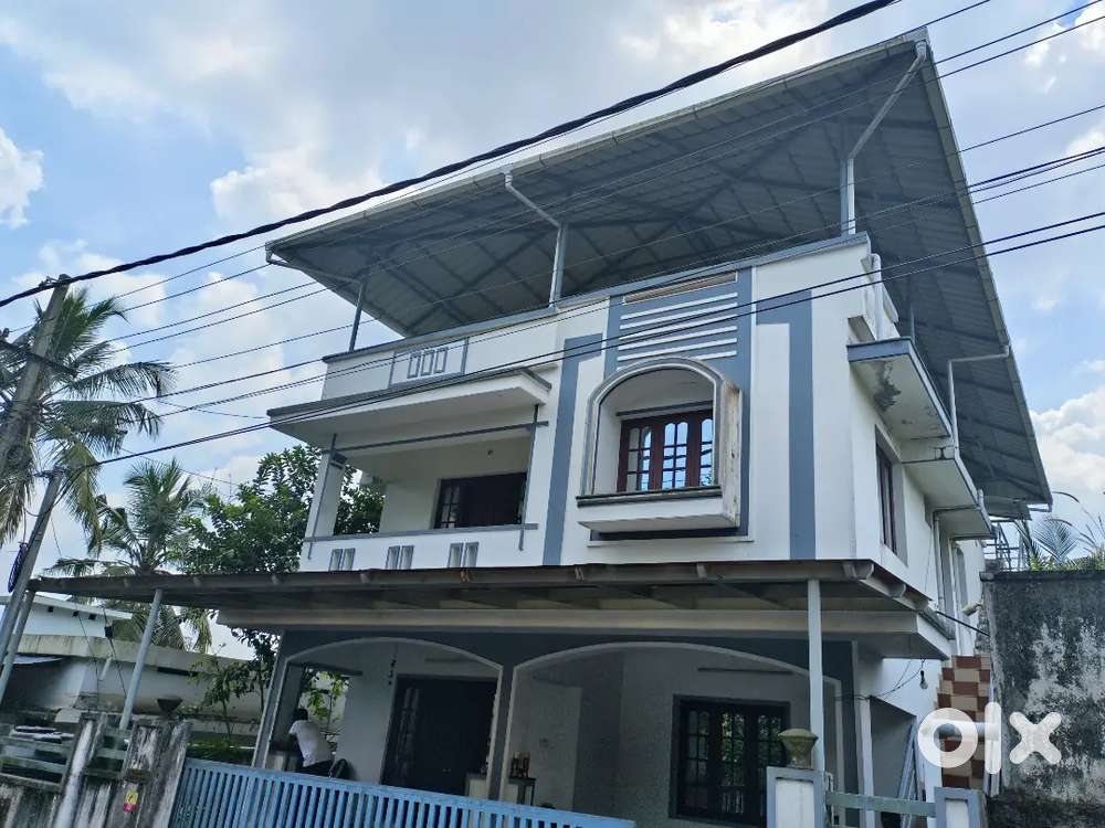 Kakkanad vikasavani jn near 2 BHK 1 floor house rent family and 3 girl