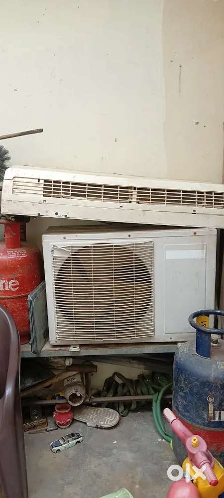 एक ac है जो बिरकुल ठीक है एक कमर सेल सिलेंडर है और कुछ कॉस्मेटिक की