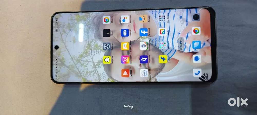 New phone hai 8   128. 5G    .1.6 month old koi problem nahi hai