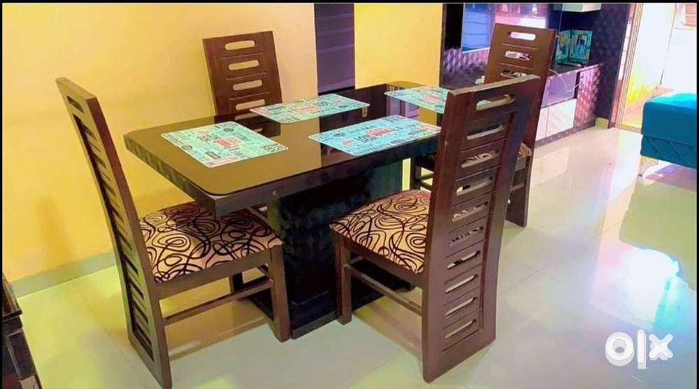 Dianing table with 4 chairs