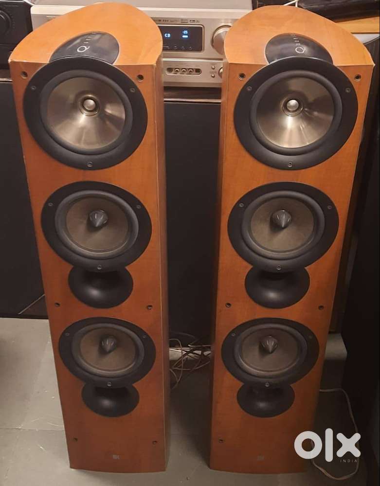 Beautiful KEF IQ9 speakers.