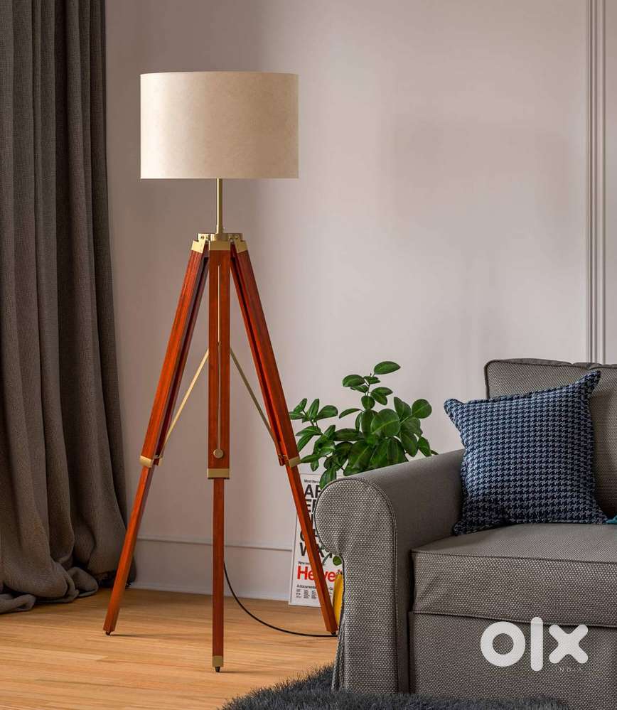 TRIOPOD LAMP ON RENT