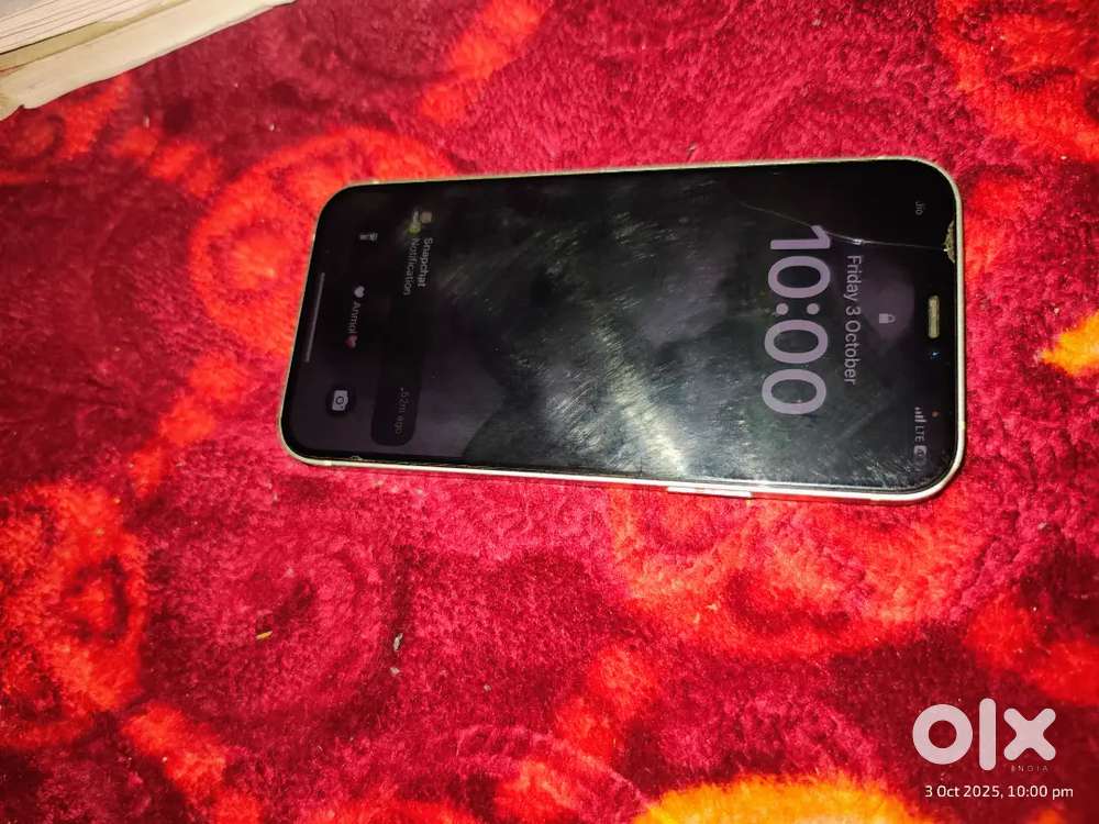 iPhone 12 bechna hai