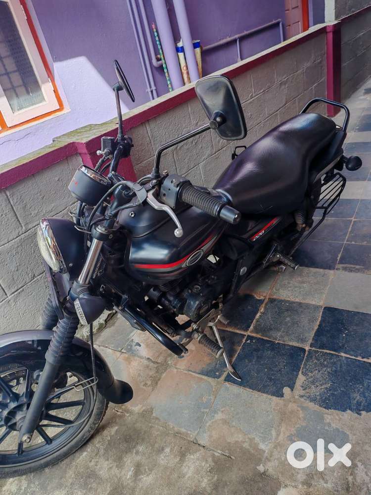 Bajaj Avenger 220 Street