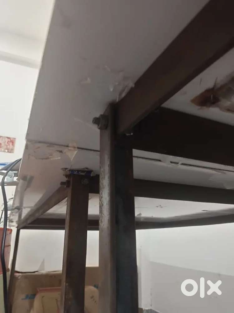 Fabric cutting table