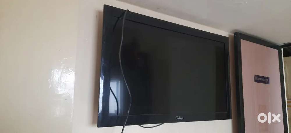 Challenger TV for 2500 only( tv display kharab hai)