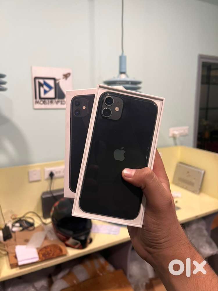 11 128 GB 85% with box and cable