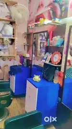 Urgent sale beauty parlour... Parlour bohoot acha chalta h